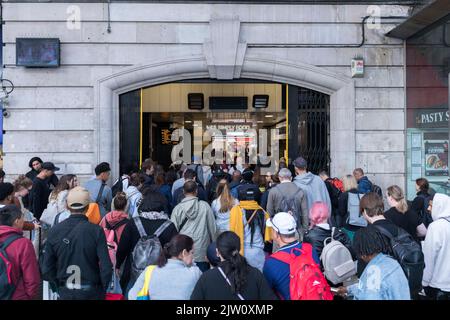 Un altro giorno di sciopero ferroviario si svolge oggi sotto la guida del sindacato RMT. Il servizio ferroviario è notevolmente ridotto e parte dalle 7am del mattino. Nella foto: Viaggio Foto Stock