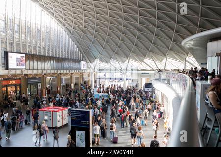 I vacanzieri hanno visto affollarsi la stazione ferroviaria di King’s Cross durante il fine settimana delle vacanze in banca. Immagine scattata il 27th ago 2022. © Belinda Jiao jiao.bilin@gmai Foto Stock