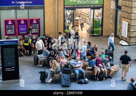 I vacanzieri hanno visto affollarsi la stazione ferroviaria di King’s Cross durante il fine settimana delle vacanze in banca. Immagine scattata il 27th ago 2022. © Belinda Jiao jiao.bilin@gmai Foto Stock