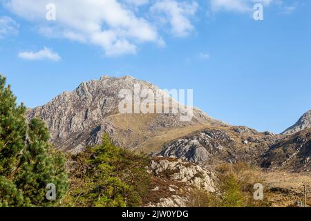 Tryfan visto da Ogwen Cottage, una montagna popolare per gli escursionisti a Snowdonia, Galles del Nord Foto Stock