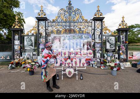 Striscioni e fiori sono stati collocati all'esterno di Kensington Palace per commemorare il 25th° anniversario dell'incidente automobilistico della principessa Diana. Nella foto: Super Ro Foto Stock