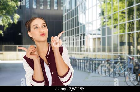 felice ragazza adolescente sulla strada della città Foto Stock