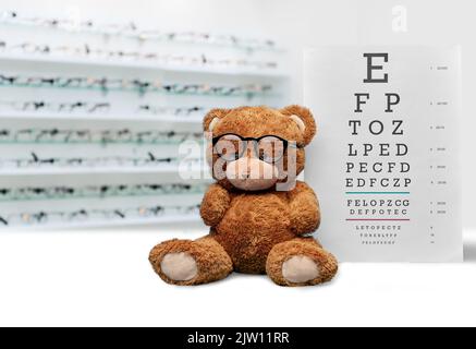 orsacchiotto in occhiali con tabella degli occhi in negozio Foto Stock