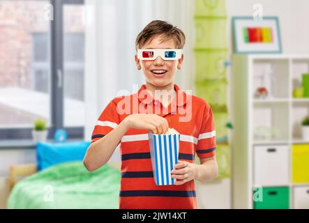 ragazzo in 3d bicchieri da film mangiare popcorn a casa Foto Stock