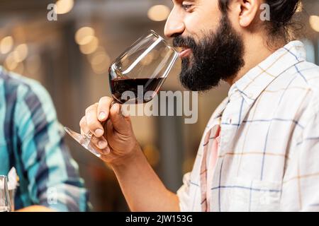 uomo con bicchiere di vino rosso al ristorante Foto Stock