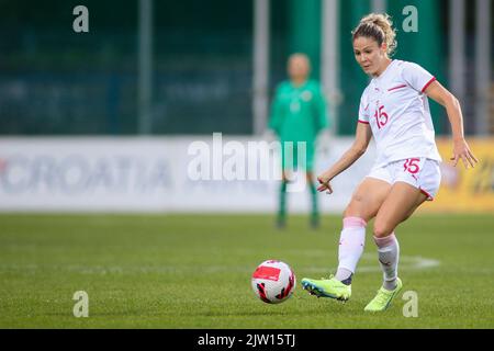 KARLOVAC, 02 SETTEMBRE: Luana Buehler della Svizzera in azione durante la partita di qualificazione della Coppa del mondo delle Donne FIFA 2023 tra Croazia e Svizzera allo stadio Branko Cavlovic-Cavlek il 2 settembre 2022 a Karlovac, Croazia. Foto: Matija Habljak/PIXSEL Credit: Pixsell agenzia foto e video/Alamy Live News Foto Stock