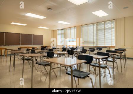 Esempio di un'aula scolastica americana non descrittiva vuota con scrivanie. Foto Stock