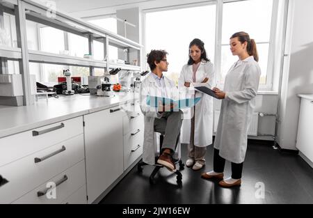 gruppo internazionale di scienziati in laboratorio Foto Stock