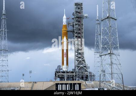 Kennedy Space Center, USA. 02nd Set, 2022. Le nuvole di tempesta si radunano mentre Artemis 1 si siede sul Launch Pad 39B al Kennedy Space Center, Florida, venerdì 2 settembre 2022. Il razzo SLS della NASA con il modulo capsula Orion in cima è previsto per effettuare il suo secondo tentativo di decollo il sabato pomeriggio, 3 settembre 2022. Artemis 1 orbiterà sulla luna come primo passo per gli Stati Uniti per inviare gli astronauti di nuovo sulla superficie lunare dopo 50 anni. Foto di Pat Benic/UPI Credit: UPI/Alamy Live News Foto Stock