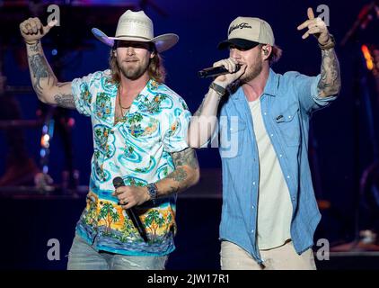 Falcon Heights, Stati Uniti. 31st ago, 2022. Brian Kelley (a sinistra) e Tyler Hubbard della Florida Georgia Line suonano mercoledì 31 agosto 2022 alla fiera statale del Minnesota a Falcon Heights, Minnesota. (Foto di Carlos Gonzalez/Minneapolis Star Tribune/TNS/Sipa USA) Credit: Sipa USA/Alamy Live News Foto Stock