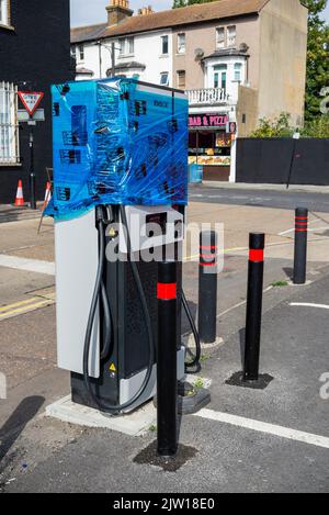 Punto di ricarica per auto elettriche EVBox installato ad Alexandra Street, Southend on Sea, Essex, Regno Unito. Nuova unità di ricarica con protezione da imballaggio Foto Stock