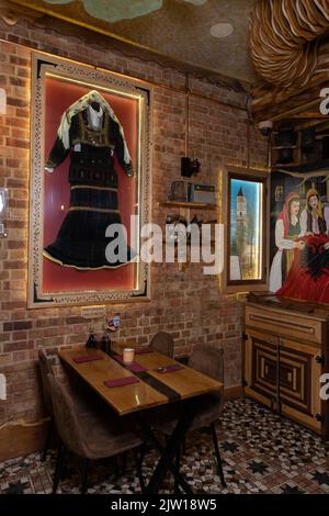 ALBANESI Olti Bokciu, il proprietario della Illyrian Grill House, un ristorante albanese, Bounds Green, North London, UK Foto Stock