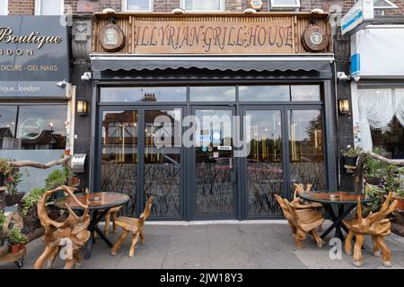 ALBANESI Olti Bokciu, il proprietario della Illyrian Grill House, un ristorante albanese, Bounds Green, North London, UK Foto Stock