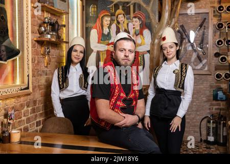 ALBANESI Olti Bokciu, il proprietario della Illyrian Grill House, un ristorante albanese, Bounds Green, North London, UK Foto Stock