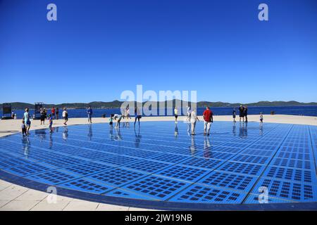 Pannelli solari come pavimentazione della piazza nella città di Zara ZARA, CROAZIA - 2019 AGOSTO Foto Stock