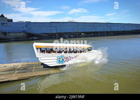 Fai un giro sulla barca turistica Duck sul fiume di Filadelfia. Philadelphia, Pennsylvania, USA - Agosto 2019. Foto Stock