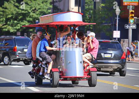 L'unico Big Red Pedicycle è un autobus ciclabile che trasporta 15 passeggeri, alimentati da pedalando dei passeggeri. Philadelphia, USA - Agosto 2019 Foto Stock