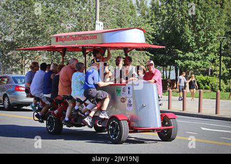 L'unico Big Red Pedicycle è un autobus ciclabile che trasporta 15 passeggeri, alimentati da pedalando dei passeggeri. Philadelphia, USA - Agosto 2019 Foto Stock