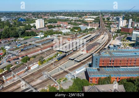 Avanti Pendolino 390115 1H15 0920 London Euston per Manchester Piccadilly a Stockport. 13th agosto 2022. Foto Stock