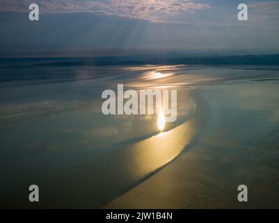 Un drone ripresa aerea del tramonto su Silverdale Morecambe Bay Foto Stock