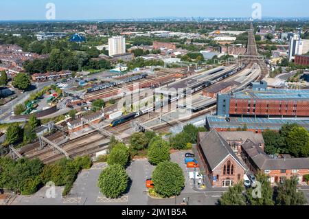 Avanti Pendolino 390115 1H15 0920 London Euston per Manchester Piccadilly a Stockport. 13th agosto 2022. Foto Stock