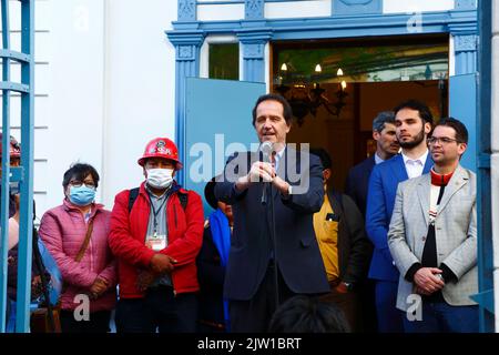 Sopocachi, la Paz, Bolivia, 2nd settembre 2022: L'ambasciatore argentino in Bolivia Ariel Basteiro fa un discorso in occasione di un evento al di fuori dell'ambasciata argentina a la Paz per mostrare sostegno al vicepresidente argentino Cristina Fernández de Kirchner, che ieri sera è sopravvissuto per poco a un tentativo di assassinio fuori di casa sua a Buenos Aires. La sig.ra Fernández de Kirchner, che è stata anche presidente dell'Argentina dal 2007 al 2015, è stata un alleato di lunga data del governo di sinistra e del Partito MAS al governo della Bolivia. Foto Stock