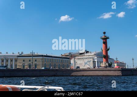 RUSSIA, PIETROBURGO - 20 AGOSTO 2022: Colonne rostali russia st freccia storica neva san pietroburgo, per viaggi isola per il vecchio e stock giorno, edificio Foto Stock