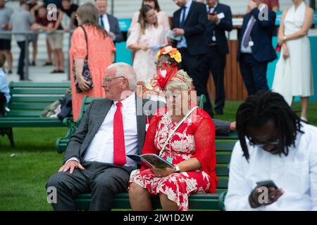 Ascot, Berkshire, Regno Unito. 2nd Settembre 2022. Racegoers alle corse di Ascot godendo il fine settimana di corsa di settembre. Credit: Maureen McLean/Alamy Live News Foto Stock