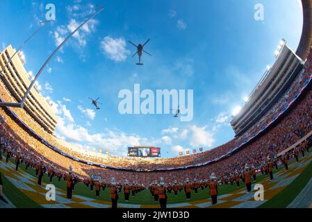 KNOXVILLE, Ten.(1 settembre 2022)-- tre Blackhawks UH-60 del Battaglione di elicotteri d'assalto 1-230 sono volati sullo stadio di Neyland dopo il National Anthem durante la prima partita di football dei Tennessee Volunteers della stagione qui. (Foto della Guardia Nazionale aerea di staff Sgt. Pietra arenaria di Melissa) Foto Stock