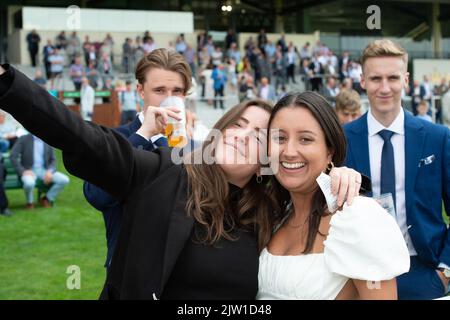 Ascot, Berkshire, Regno Unito. 2nd Settembre 2022. Racegoers alle corse di Ascot godendo il fine settimana di corsa di settembre. Credit: Maureen McLean/Alamy Live News Foto Stock