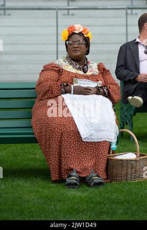 Ascot, Berkshire, Regno Unito. 2nd Settembre 2022. Racegoers alle corse di Ascot godendo il fine settimana di corsa di settembre. Credit: Maureen McLean/Alamy Live News Foto Stock