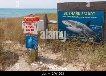 Cartello segnaletico degli squali e kit di pronto soccorso a Cold Storage Beach, Truro, Barnstable County, Cape Cod, Massachusetts, Stati Uniti. Foto Stock