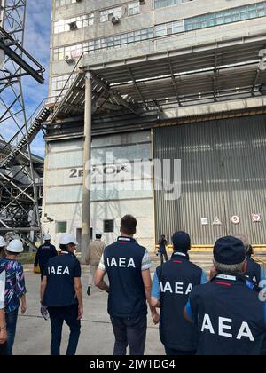 Zaporizhzhzhia, Zaporizhzhia, Ucraina. 2nd Set, 2022. La foto dell'handout del 1 settembre 2022 mostra che la missione di supporto e assistenza dell'AIEA a Zaporizhzhya (ISAMZ) arriva alla centrale nucleare di Zaporizhzhya in Ucraina, che comprende il personale dell'AIEA in materia di sicurezza, sicurezza e sicurezza nucleare. (Credit Image: © IAEA/ZUMA Press Wire) Credit: ZUMA Press, Inc./Alamy Live News Foto Stock