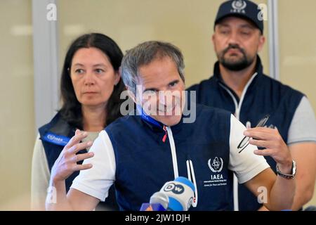 Zaporizhzhzhia, Ucraina. 2nd Set, 2022. Rafael Mariano grossi, direttore generale dell'AIEA, ha informato la stampa e i media internazionali dopo la sua visita ufficiale di cinque giorni in Ucraina con la Missione di supporto e assistenza dell'AIEA (ISAMZ) presso la centrale nucleare di Zaporizhzhya (ZNPP) presso l'aeroporto di Vienna. Credit: ZUMA Press, Inc./Alamy Live News Foto Stock