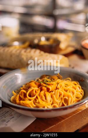 Un piatto di spaghetti con salsa bolognese Foto Stock