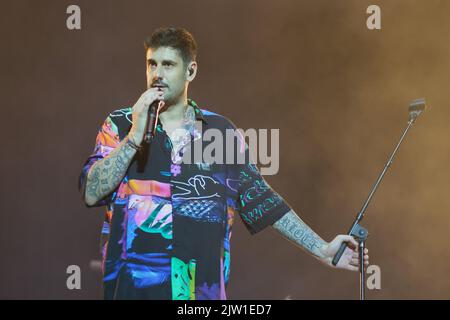 Madrid, Spagna. 02nd Set, 2022. La cantante spagnola Ramón Melendi Espina, artisticamente conosciuta come Melendi, suona sul palco al WiZink Center di Madrid. Credit: SOPA Images Limited/Alamy Live News Foto Stock