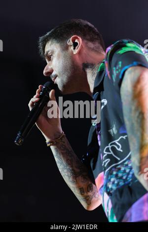 Madrid, Spagna. 02nd Set, 2022. La cantante spagnola Ramón Melendi Espina, artisticamente conosciuta come Melendi, suona sul palco al WiZink Center di Madrid. Credit: SOPA Images Limited/Alamy Live News Foto Stock