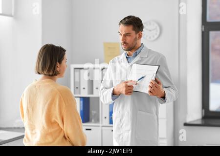 medico che mostra il cardiogramma a una donna in ospedale Foto Stock