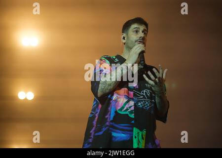 Madrid, Spagna. 02nd Set, 2022. La cantante spagnola Ramón Melendi Espina, artisticamente conosciuta come Melendi, suona sul palco al WiZink Center di Madrid. Credit: SOPA Images Limited/Alamy Live News Foto Stock