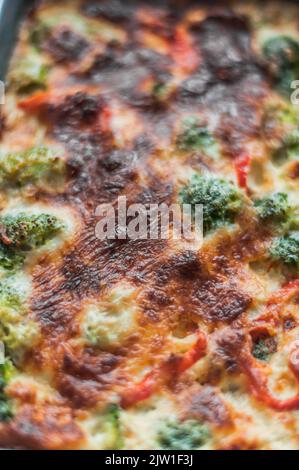 Piatto da forno con casseruola cotta. Foto Stock