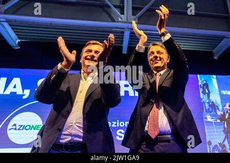 Milano, Italia. 02nd Set, 2022. Leader del partito italiano Azienda (azione), Carlo Calenda e leader del partito italiano Italia Viva (IV), Matteo Renzi è visto al lancio della campagna del terzo Polo all'interno del gruppo di Rinnova Europa, in vista delle elezioni generali italiane del 25 settembre. (Foto di Mairo Cinquetti/SOPA Images/Sipa USA) Credit: Sipa USA/Alamy Live News Foto Stock