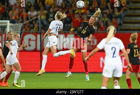 Heverlee, Belgio. 02nd Set, 2022. La Norvegia Ada Hegerberg e la belga Justine Vanhaevermaet hanno mostrato in azione durante la partita tra la nazionale belga di calcio delle donne Red Flames e la Norvegia, a Heverlee, Belgio, venerdì 02 settembre 2022, partita 9 (su dieci) nel gruppo F della fase di qualificazione per la Coppa del mondo femminile 2023. BELGA PHOTO DAVID CATRY Credit: Belga News Agency/Alamy Live News Foto Stock