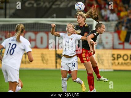 Heverlee, Belgio. 02nd Set, 2022. Ada Hegerberg in Norvegia, Justine Vanhevermaet in Belgio e Sari Kees in Belgio combattono per la palla durante la partita tra la nazionale belga di calcio femminile The Red Flames e la Norvegia, a Heverlee, Belgio, venerdì 02 settembre 2022, partita 9 (su dieci) Nel gruppo F della fase di gruppo delle qualifiche per la Coppa del mondo femminile 2023. BELGA PHOTO DAVID CATRY Credit: Belga News Agency/Alamy Live News Foto Stock