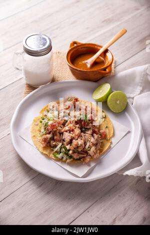 Taco de Carnitas. Tortilla di farina di mais con maiale fritto. Tradizionale antipasto messicano accompagnato comunemente da coriandolo, cipolla e salsa calda. Foto Stock