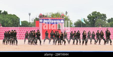 Beawar, Rajasthan, India. 2nd Set, 2022. Il personale della polizia dimostra le proprie abilità marziali durante la cerimonia della Parata delle Convocazioni all'Accademia di polizia del Rajasthan a Jaipur. (Credit Image: © Sumit Saraswat/Pacific Press via ZUMA Press Wire) Credit: ZUMA Press, Inc./Alamy Live News Foto Stock