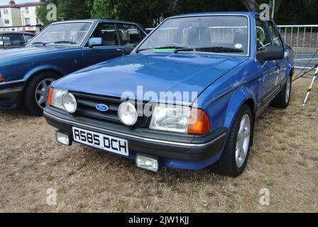 Una Ford Escort Mk3 del 1984 parcheggiata in esposizione al classico show automobilistico English Riviera, Paignton, Devon, Inghilterra, UK. Foto Stock