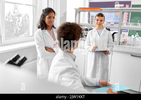 gruppo internazionale di scienziati in laboratorio Foto Stock