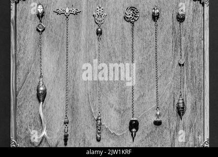 Collezione esoterica di pendoli magici. Vintage simbolo di esoterismo, di savocazione e di raccontare fortuna Foto Stock