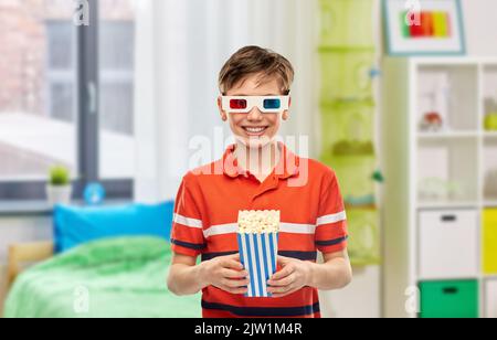 buon ragazzo in 3d bicchieri da film e popcorn a casa Foto Stock