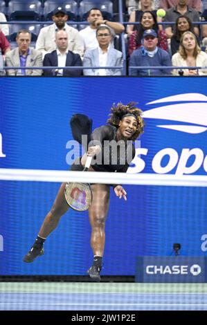 New York, Stati Uniti. 02nd Set, 2022. Serena Williams, degli Stati Uniti, serve ad Ajla Tomljanovic, dell'Austrailia, durante il terzo round dei campionati di tennis degli Stati Uniti aperti all'interno dello stadio Arthur Ashe presso l'USTA Billie Jean King National Tennis Center di Flushing Meadows Corona Park New York, 2 settembre 2022. (Foto di Anthony Behar/Sipa USA) Credit: Sipa USA/Alamy Live News Foto Stock